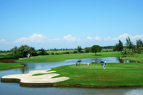 Bảng giá Sân golf Sông Bé – Điểm đến chơi golf Bình Dương cập nhật 09/2023