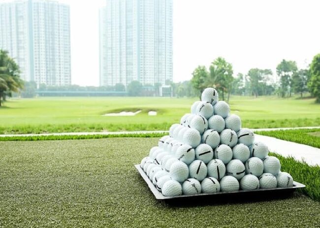 sân tập golf cảnh hồ