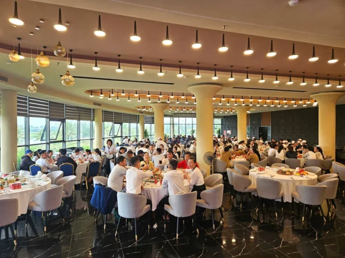 Nhà hàng tiêu chuẩn 4 sao quy mô lớn có thể phục vụ hơn 500 khách Nhà hàng tiêu chuẩn 4 sao quy mô lớn có thể phục vụ hơn 500 khách