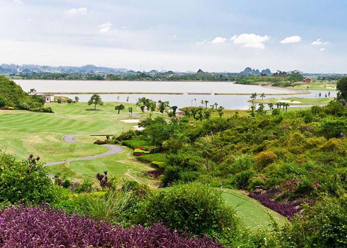 Sân golf ở Ninh Bình 2 sân golf đẹp nên thơ đáng trải nghiệm