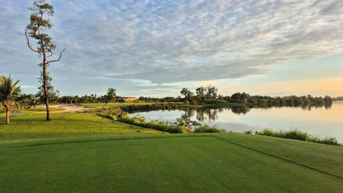 Sân golf Royal Island Golf & Villas được thiết kế vẫn mang vẻ đẹp thiên nhiên lại còn mang tính hiện đại Sân golf Royal Island Golf & Villas được thiết kế vẫn mang vẻ đẹp thiên nhiên lại còn mang tính hiện đại