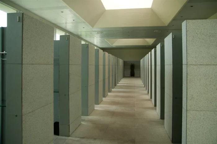 Khu vực tủ đựng đồ tại sân