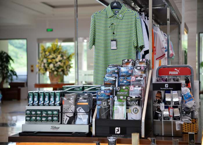 Khu Proshop đa dạng sản phẩm tại sân golf Vân Trì Hà Nội