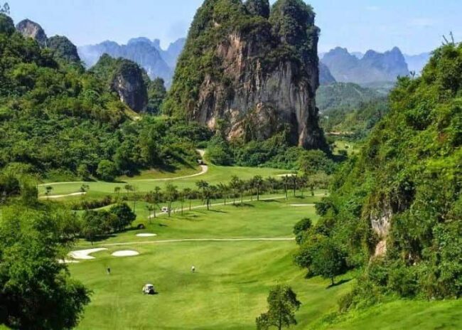 Sân golf Phoenix ẩn mình giữa núi đồi Hòa Bình