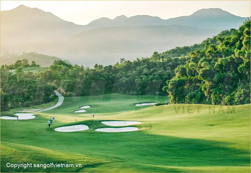 Bảng giá sân golf Phượng Hoàng hay còn gọi là sân golf Hilltop Valley