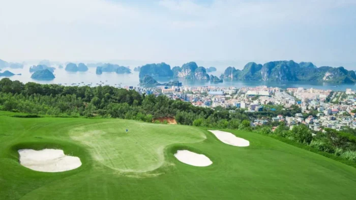 FLC Hạ Long sân golf địa hình thu hút