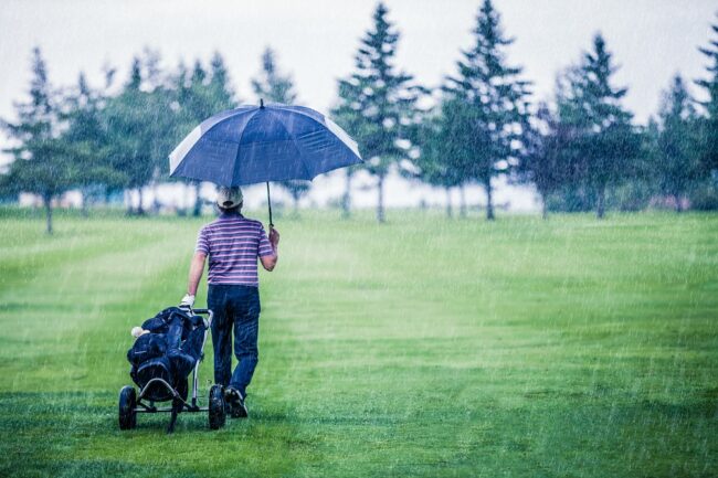 Chơi golf trời mưa