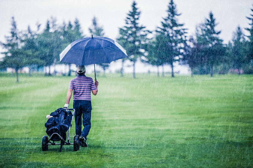 Bí quyết chơi golf hiệu quả khi trời mưa