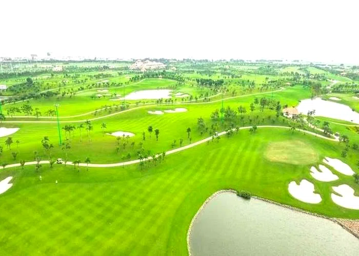 Bãi cỏ xanh tại sân golf Tân Sơn Nhất