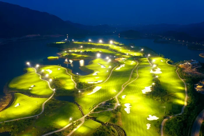 Hình ảnh sân golf Thanh Lanh Valley Golf Resort khi lên đèn
