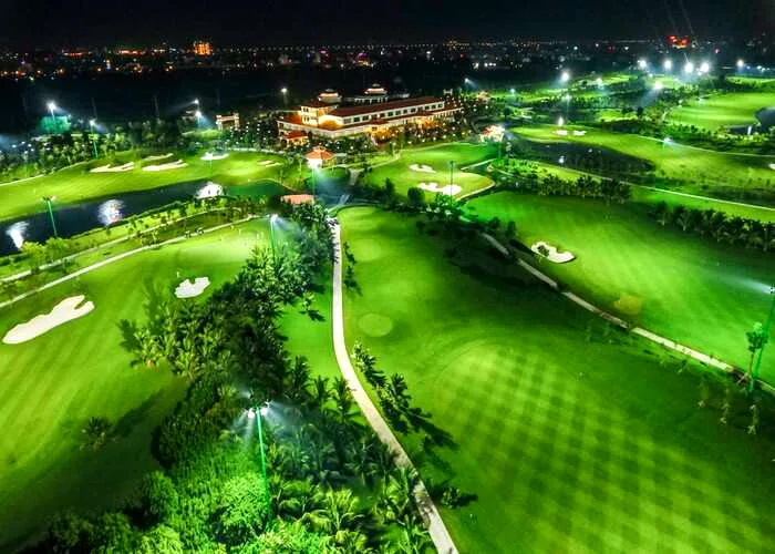 Sân golf Tân Sơn Nhất với thiết kế đèn hiện đại trong buổi tối