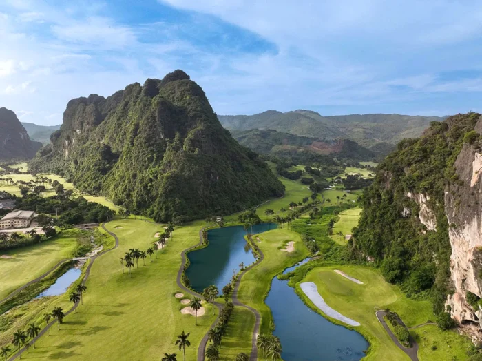 Sân golf Phoenix - Sân Golf Lương Sơn Hòa Bình ẩn mình giữa núi đồi Hòa Bình